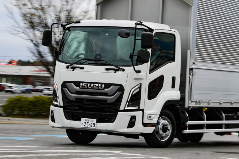 排気量は小さくても走りは軽快!? エルフと同じ3Lエンジンを搭載するいすゞ「フォワード」4JZ1型エンジン搭載車の実力を検証!!!