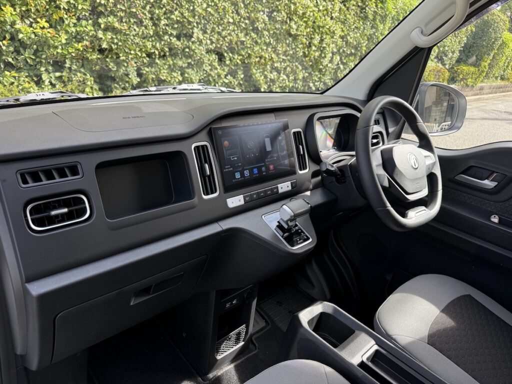 乗用車的な充実した装備が整う「FKT」の内装