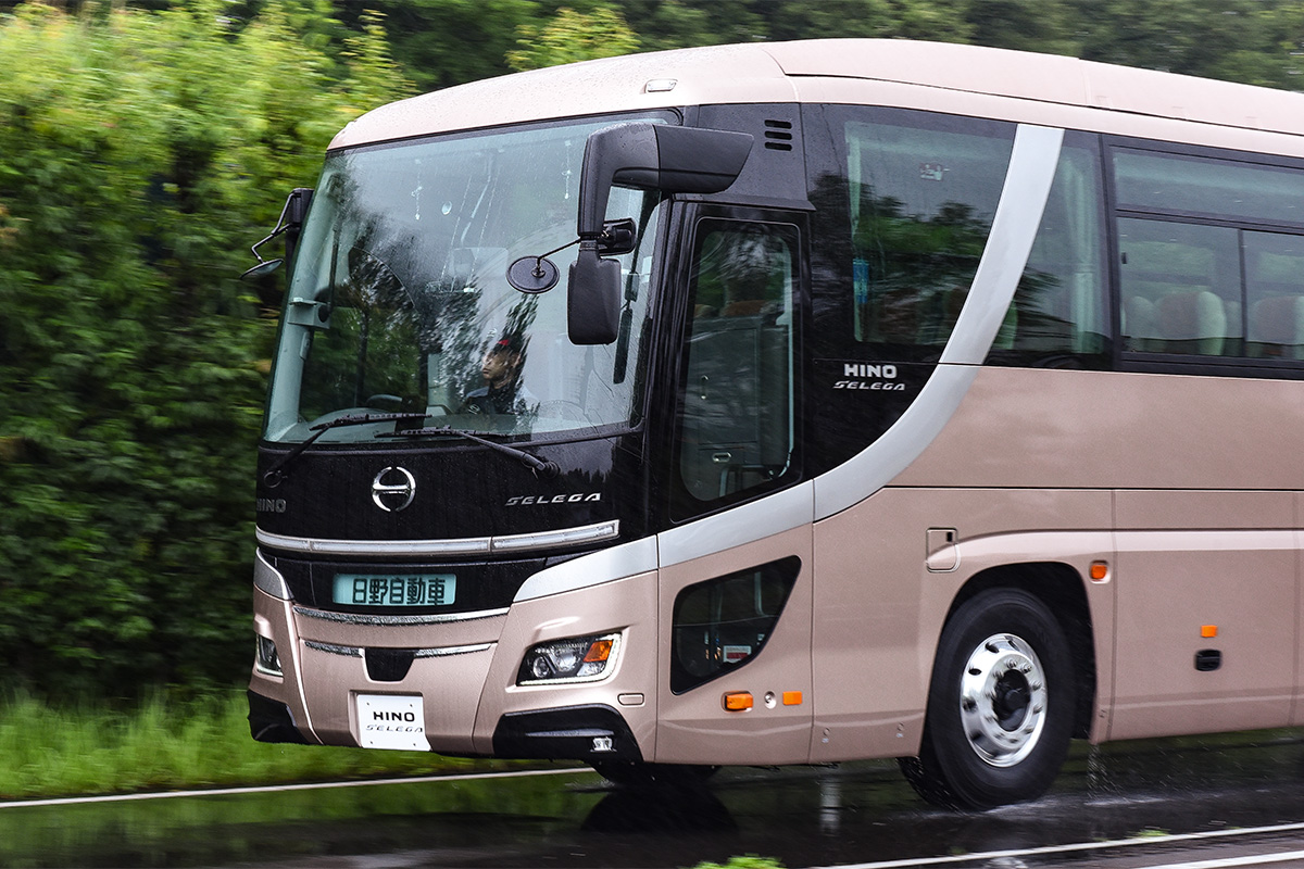 日野の新型観光バス「セレガ」で体験！ 大型トラックにも搭載される