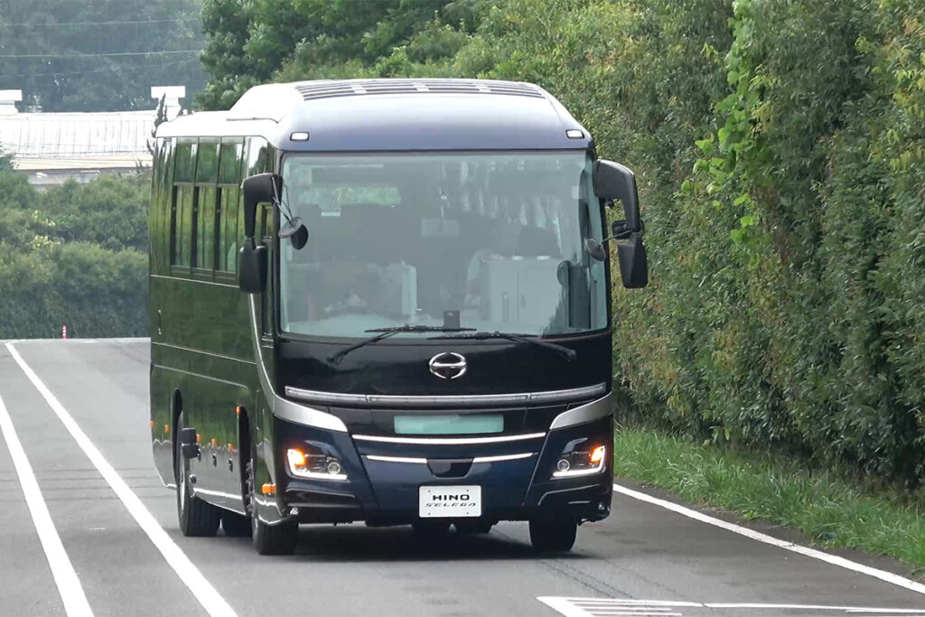 車線内停止型EDSSによって緊急自動停止するセレガ大型改良モデル。車線内を斜めに停車しているのは、車線逸脱を防ぐためにLKAが作動、路肩側へ修正舵をあてた跡である(写真:日野自動車)