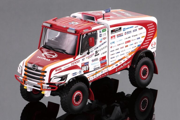 スポンサーロゴまでリアルに再現!!　日野のHINO600シリーズ・ダカールラリー2025参戦車をモデル化!