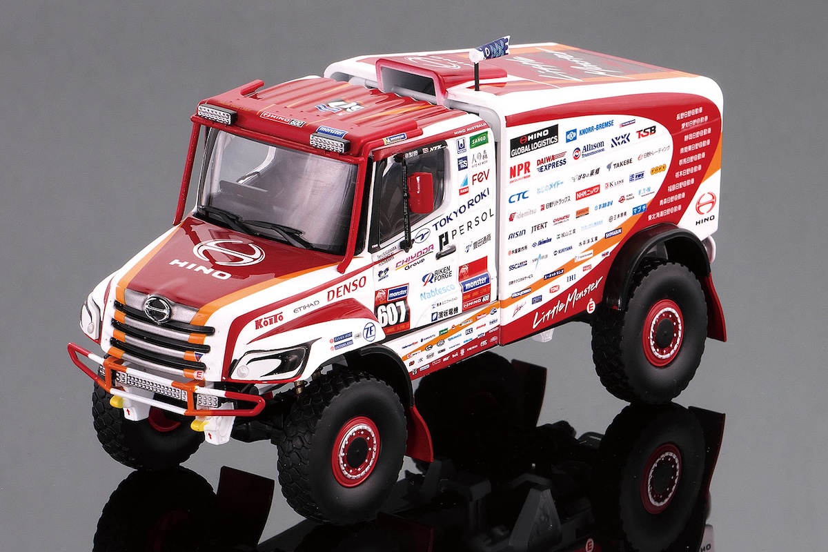 スポンサーロゴまでリアルに再現!! 日野のHINO600シリーズ・ダカール