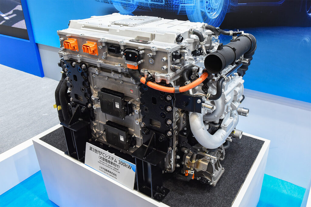 トヨタの第3世代FCシステム。高出力・高耐久・低コストの実現を目指して開発中。大型トラック用はエンジンルームにそのまま搭載できるパッケージングになっている