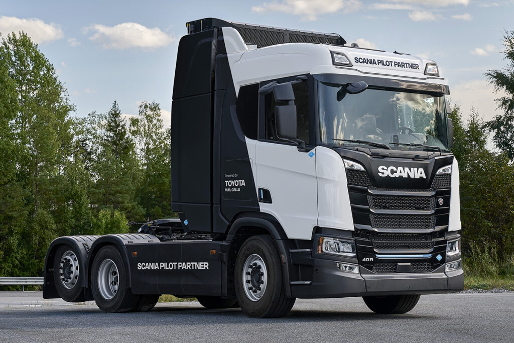 スカニアの大型BEVセミトラクタモデル・40R A6×2NBをベースにFCV化かつトヨタFCシステムを搭載した実証試験車