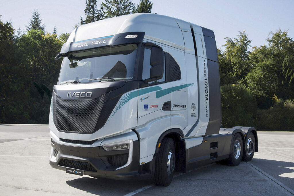 イヴェコの大型FCセミトラクタ「S-eウェイFuel Cell」6×2/4車型をベースにトヨタFCシステムを搭載した実証試験車