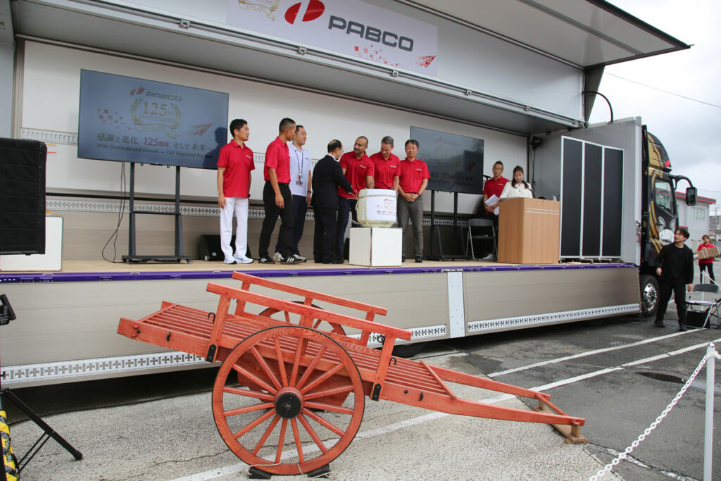 ステージカーの前に展示されたパブコの原点となる大八車