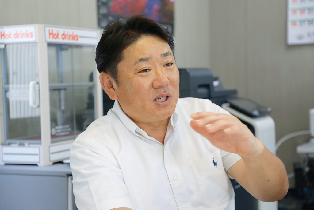 有限会社ヨシケンの吉廣大介代表取締役。新明和工業と共同開発した超軽量ダンプの積載能力を最大限活用するため、関西地区でいち早く自重計機能付き積載量計を導入した