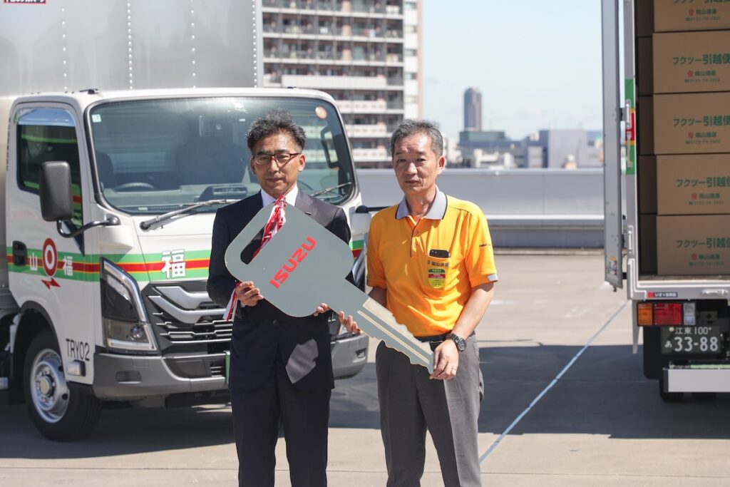 小谷哲司VPからジャンボキーを受け取る桑本聡氏