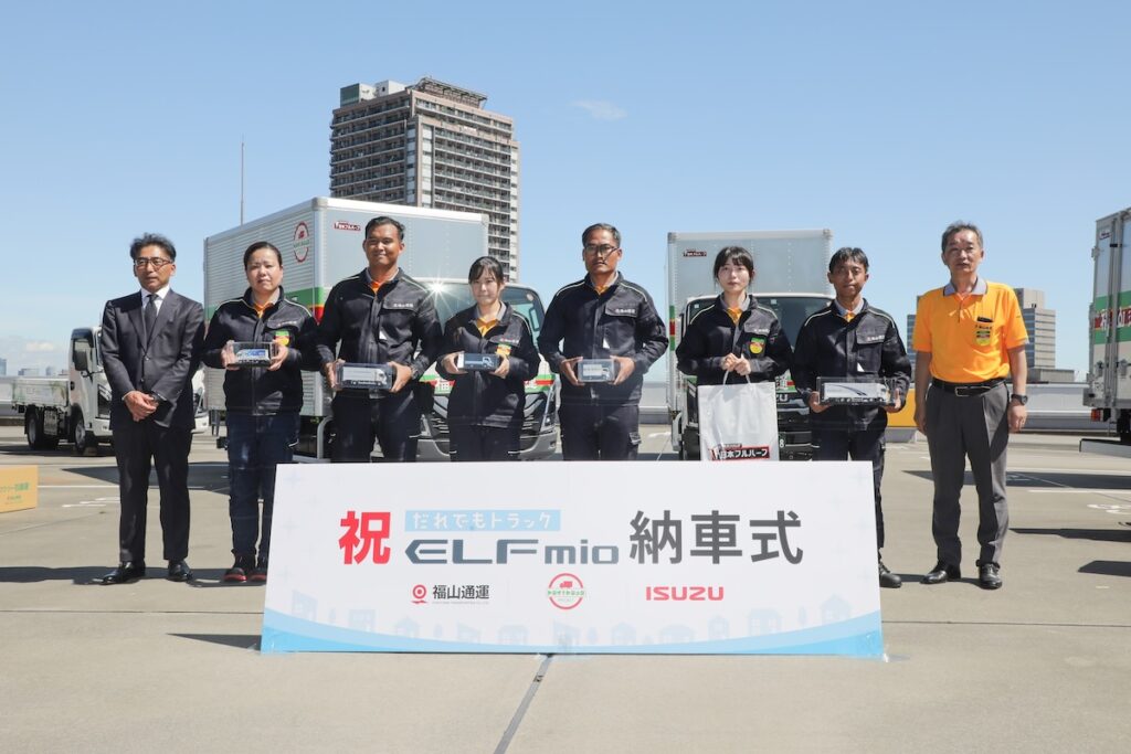 納車式に参加した女性ドライバーと特定技能ドライバー。右から4番目がお話を聞いたクスロさん、2番目がイバンさん、左から2番目が長橋さんだ