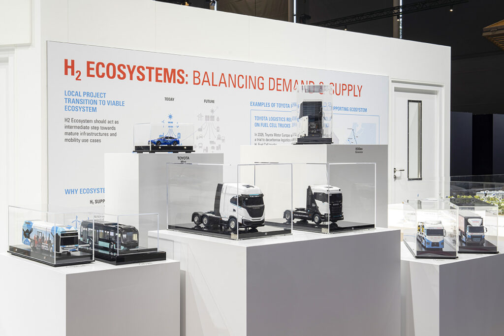 ハノーバーIAA2026のトヨタブースに展示されたトヨタFCシステムの実証試験車のミニチュア。中央にイヴェコS-eウェイFuel Cellとスカニア40R FCVが見える