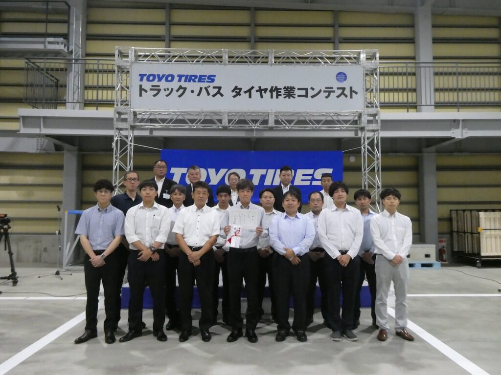 「第7回 トラック・バスタイヤ作業コンテスト」の参加者の皆さん