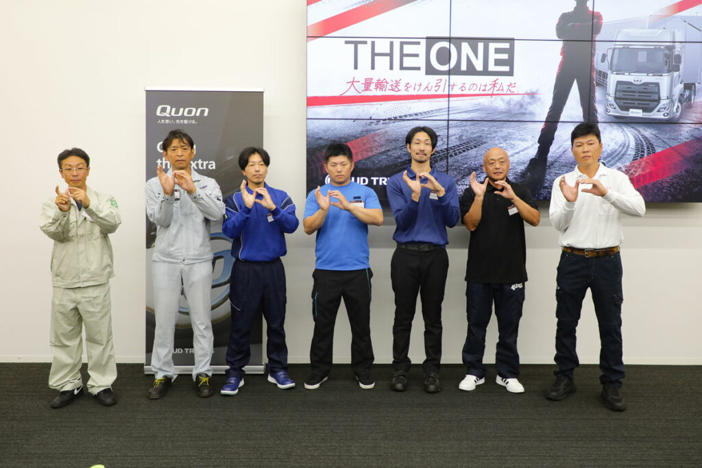 UDポーズを決めるファイナリスト。左から板橋さん、関さん、森本さん、宮島さん、竹原さん、菅原さん、吉田さん