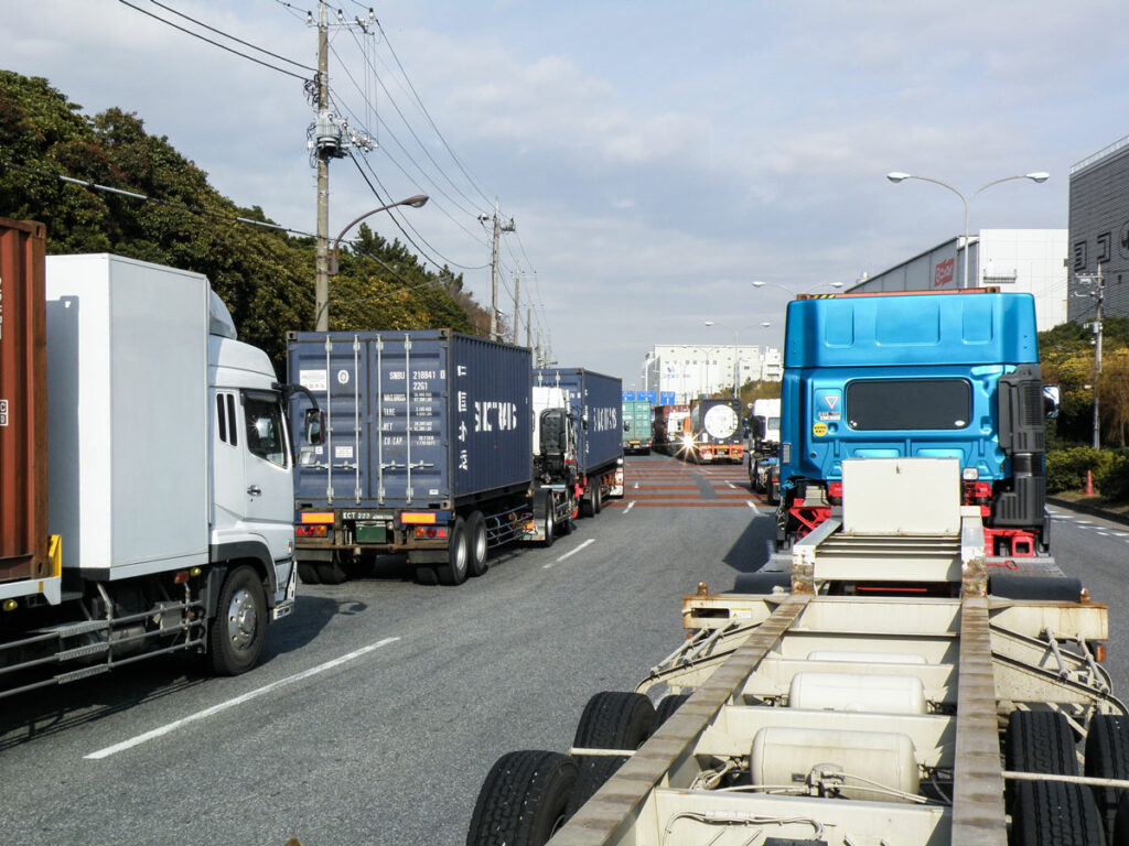 「並び」と呼ばれる海コントレーラによる入場ゲート待ちの行列
