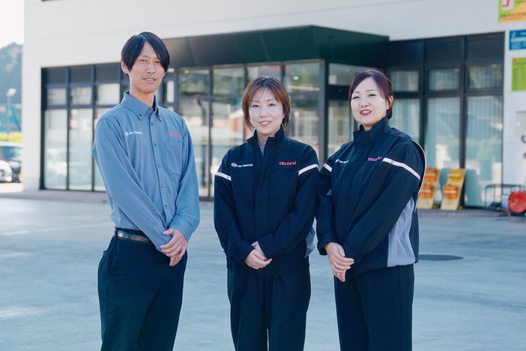 新ユニフォームのスタッフジャンパーとスタッフシャツ