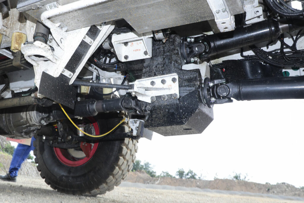 ZF製のトランスファ「TC27S」。競合チームは現在「TC27L」を採用するところが多いそうだが、TC27シリーズの中からHINO600シリーズのエンジン排気量とのバランスをみて同トランスファが選択された