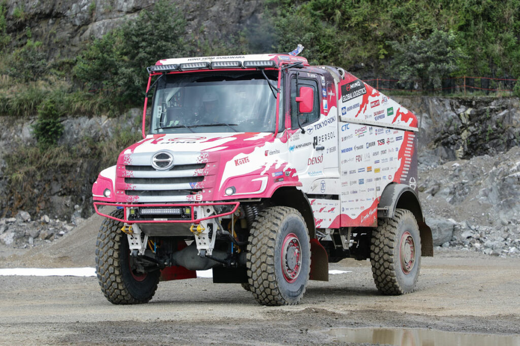 外観の大きな変更はないが、今回の車両は日野自動車の女性デザイナーによる炎をイメージしたデザインが投票で採用されている