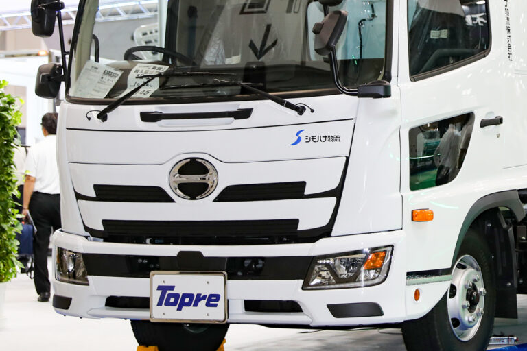 小型、中型、大型トラック勢揃い！　東京ビッグサイトに集結したトプレックの最新冷凍車に迫る！