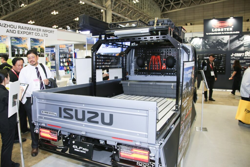 リアビュー。ISUZU大型デカールもクロススタイル・アクセサリーズとして展開