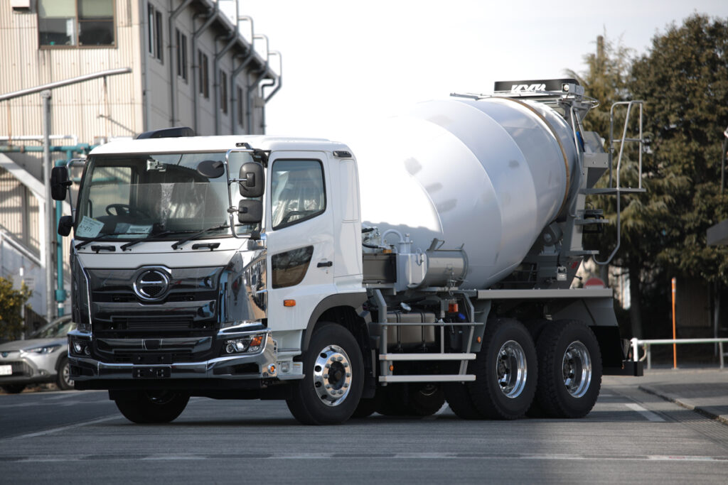 ベース車両は日野プロフィアFS系3軸高床6×4ミキサー車専用シャシー。外装カラーは塗装前の状態である