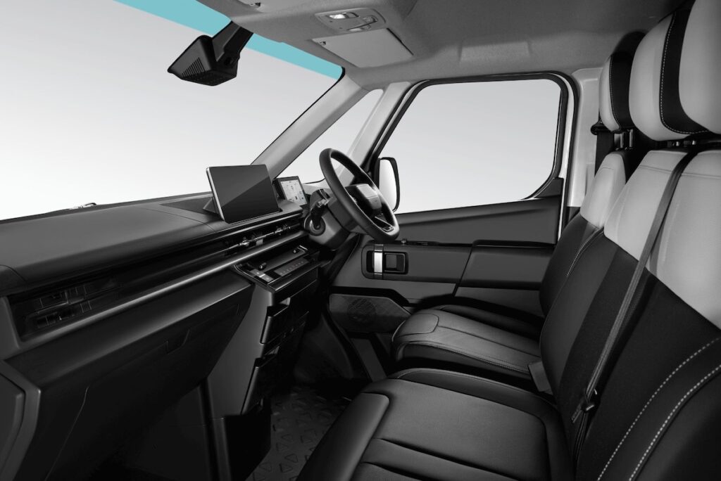 3人乗りモデルの内装。運転席と助手席はシートヒーター及びベンチレーション付シートが備わる(センターシートは除く)