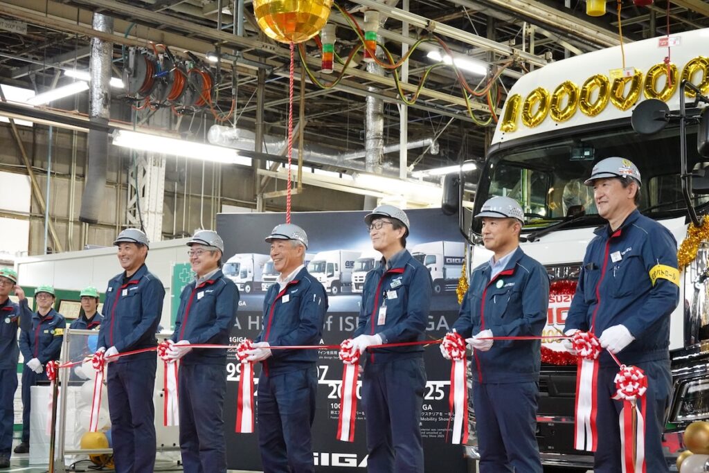 22年の積み重ねが100万台に!!　いすゞ藤沢工場の大型車生産ラインが大台を突破
