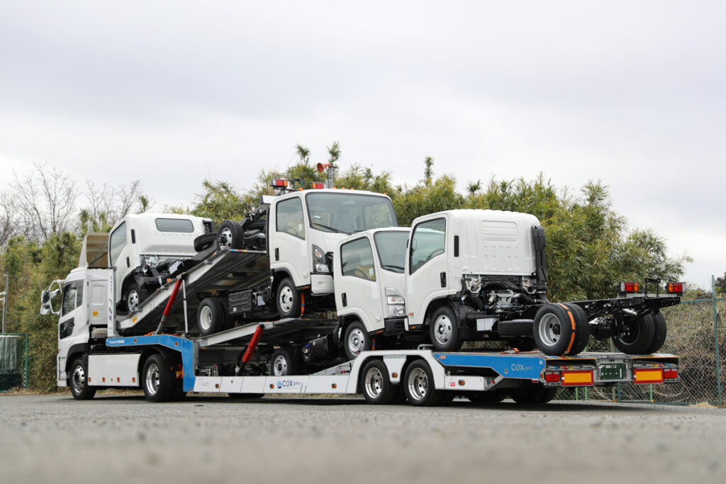 S2J。写真は輸出用の小型トラックを4台積載した状態。各車両ホイールベースなどはバラバラだ