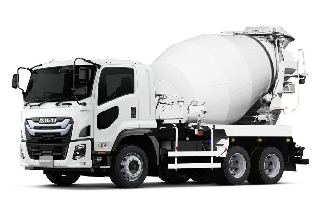 フォワードのGVW20トン・3軸6×4車型FVZに追加されたミキサー専用シャシーの架装イメージ。エンジンはいすゞ製5.2リッター直4のみで、カミンズと共同開発した直6エンジンの設定はない